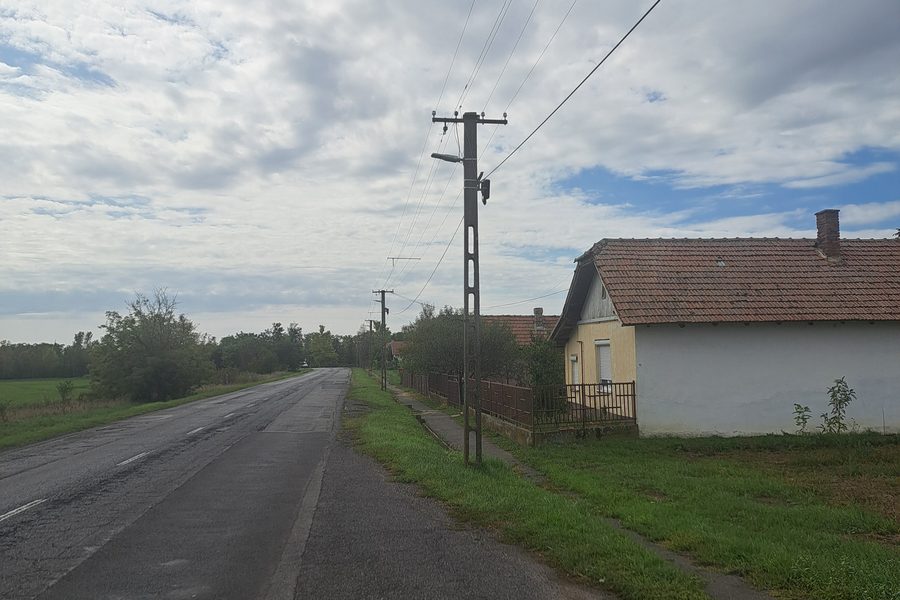 Darvas főutcája az új közvilágítási oszloppal